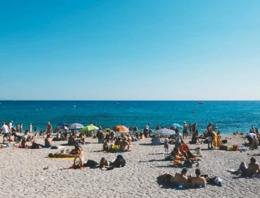 Παραλία: Κόλπα για να μειώσετε την αφόρητη ζέστη εκεί που κάθεστε (βίντεο)